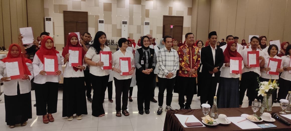 Penyerahan Sertifikat Halal kepada UMK Binaan HCCM Ngawi oleh Wakil Bupati